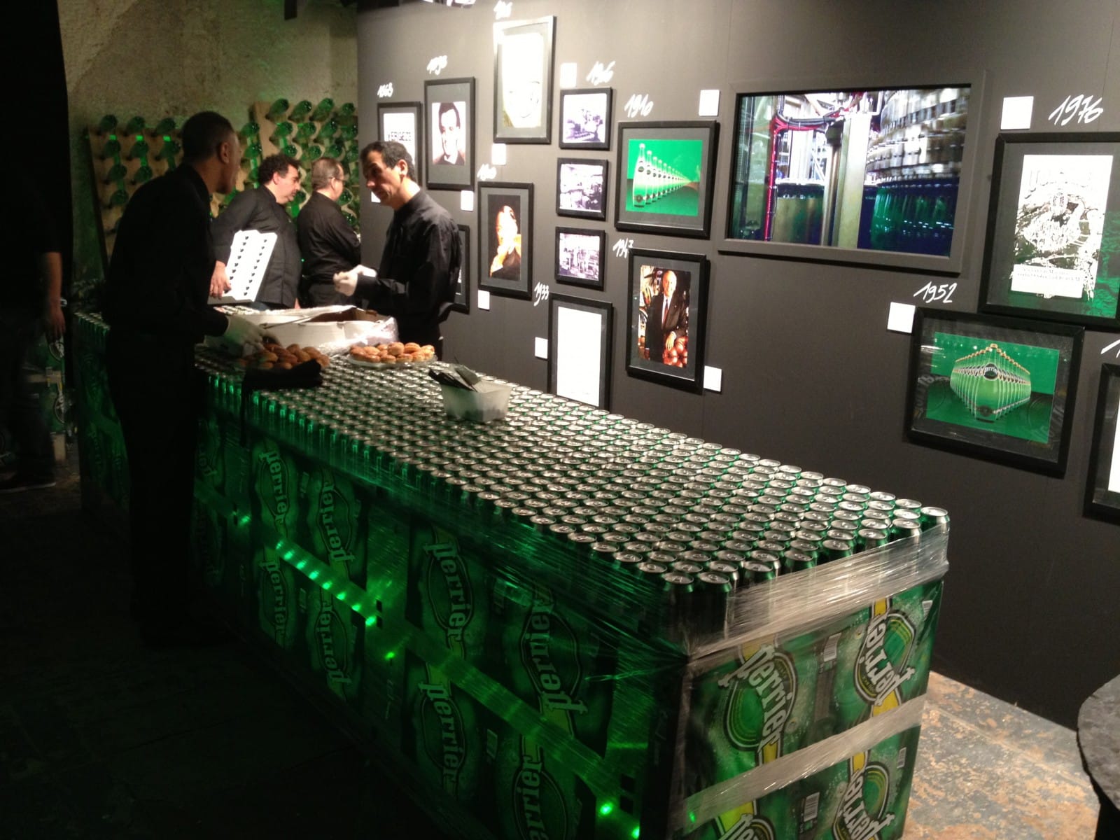 photo décor 150 ans perrier table canette