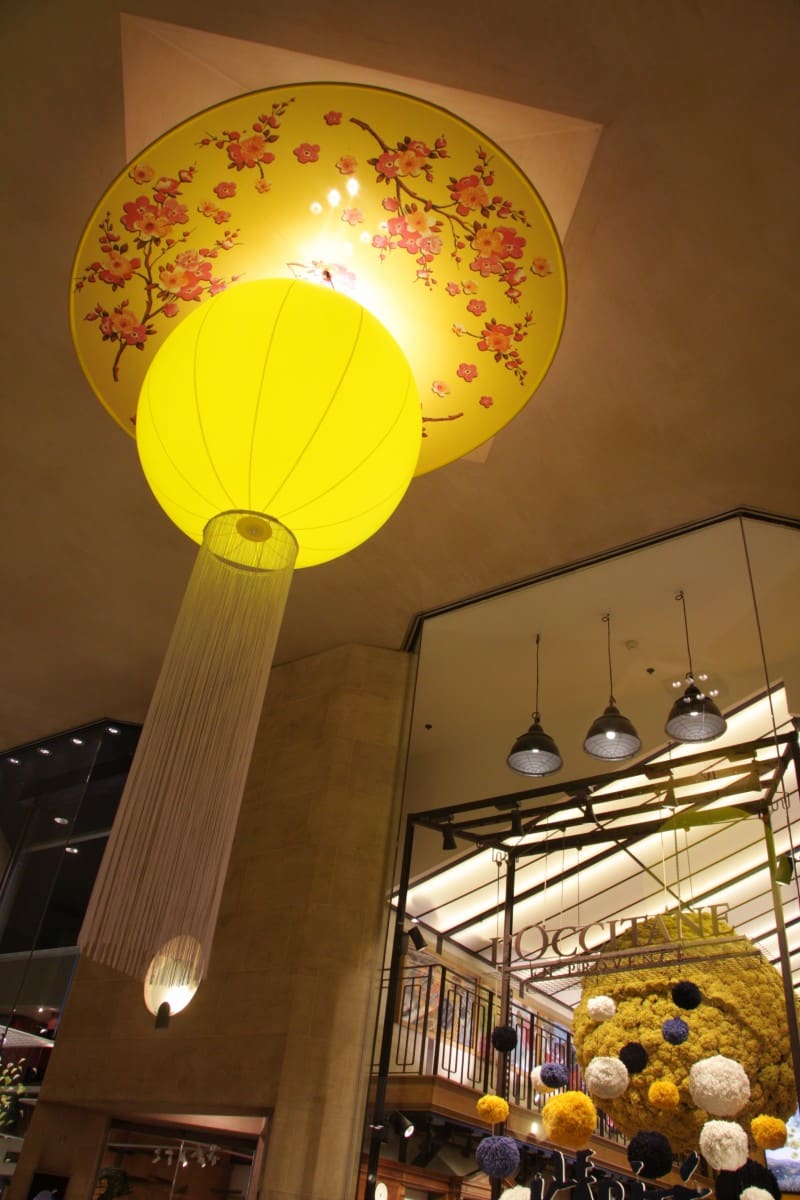 photo-scenographie-evenementielle-carroussellouvre-jaune