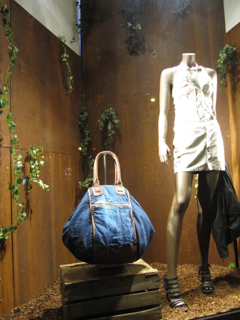 photo-vitrine-de-luxe-diesel2012-femme