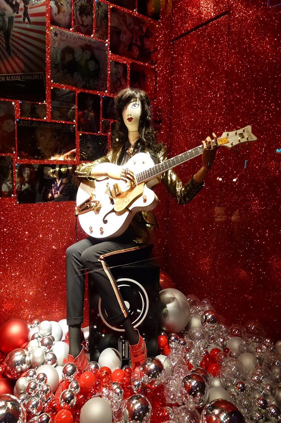 photo  Vitrine Galerie Lafayette - Noël 2011 guitare